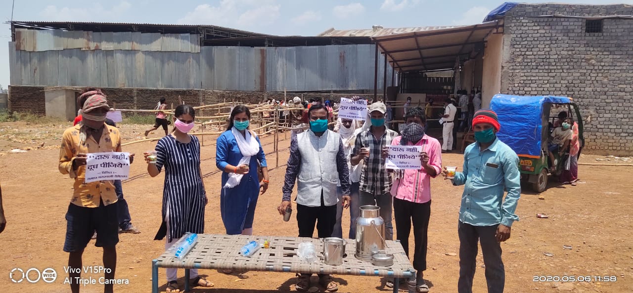 social worker and bjp supporter protest against alcohol shop at bemetara