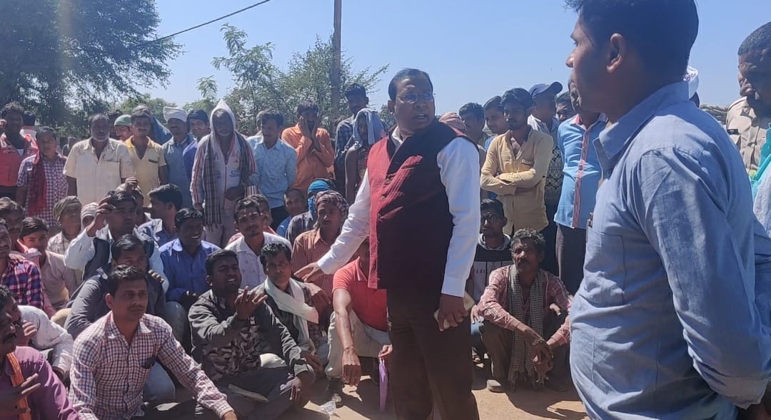 Paddy purchase stopped for a week, angry farmers did a check on the state highway