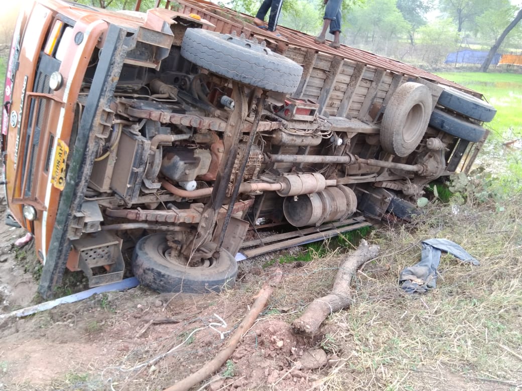 Truck full of cattle overturned