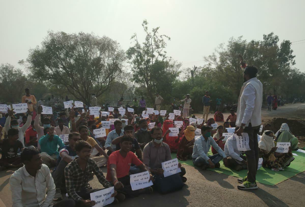 labour not getting wages in paddy collection center protest against chhattisgarh government in bemetara