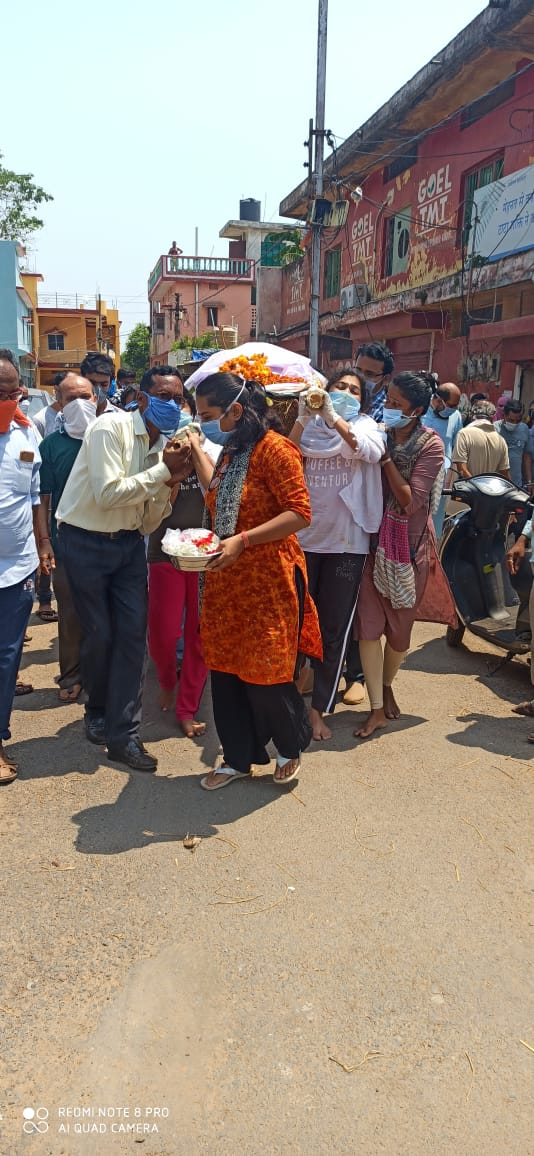 Daughter performed last rites of father