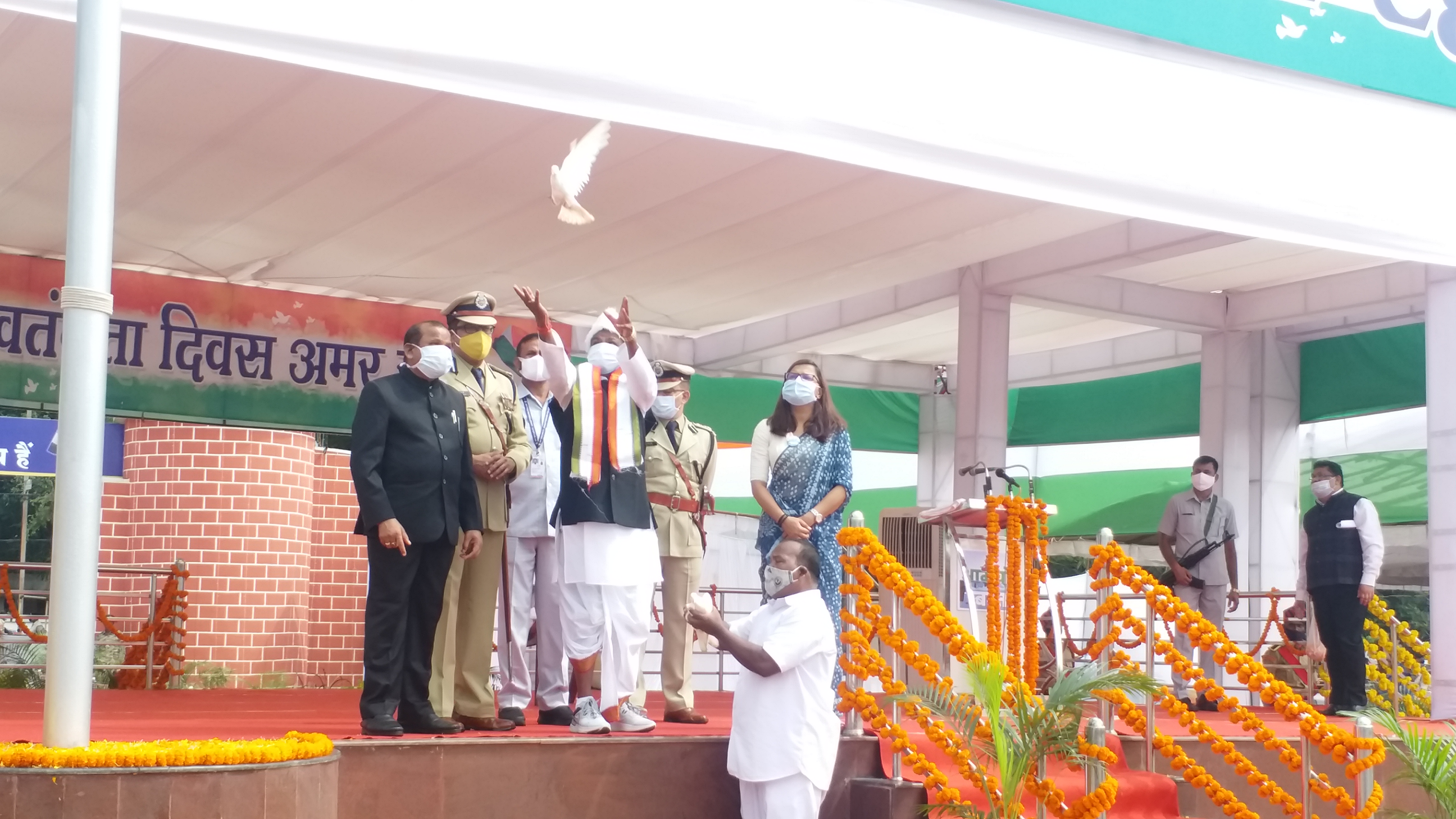 Kawasi Lakhma hoisted the flag on the 75th Independence Day program in Jagdalpur