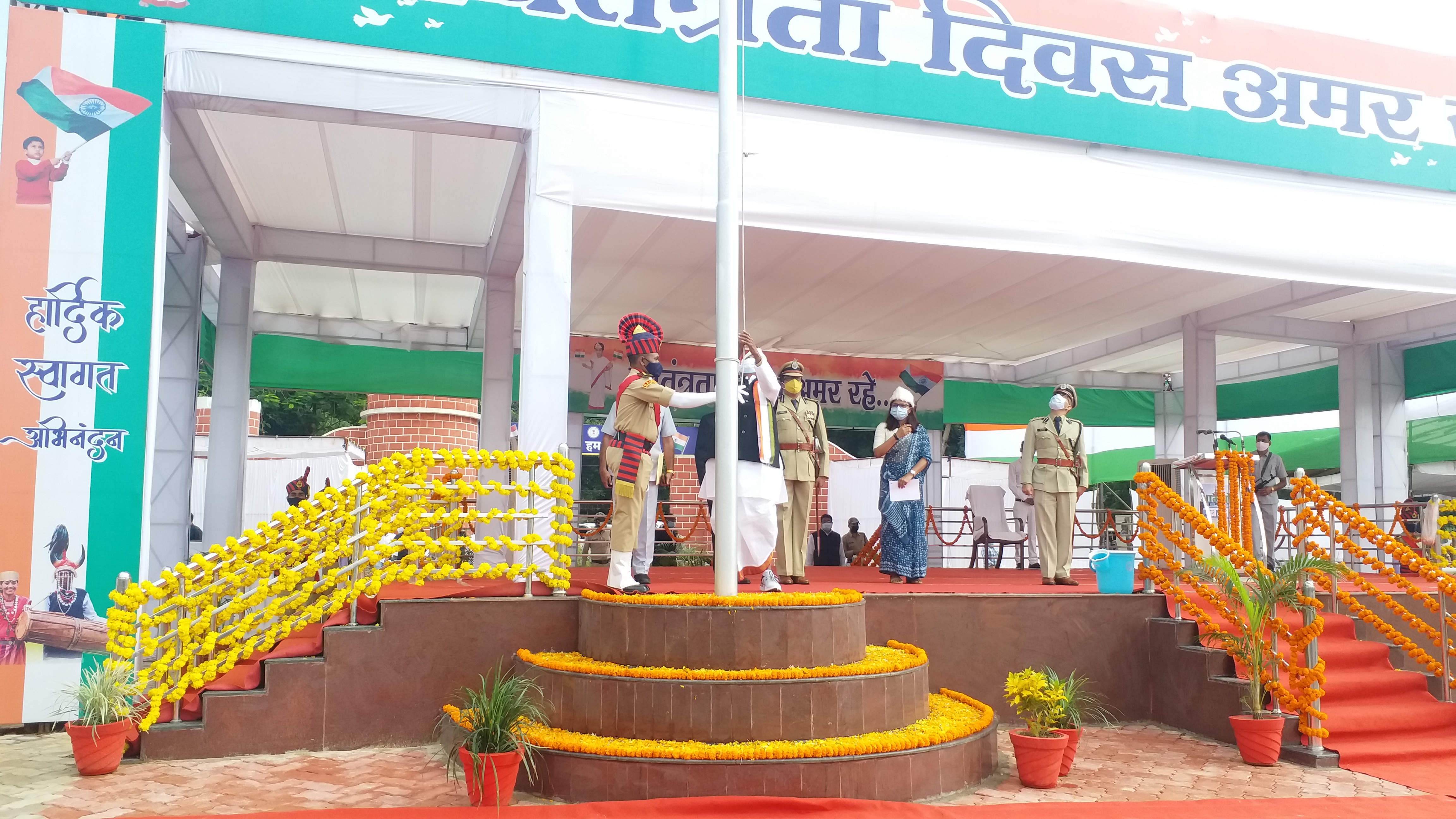 Kawasi Lakhma hoisted the flag on the 75th Independence Day program in Jagdalpur