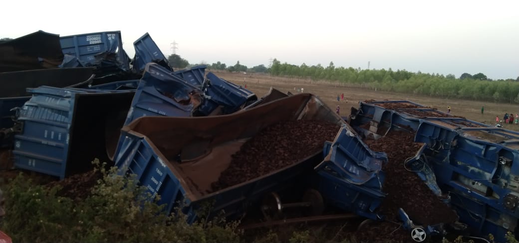 24 coaches and 3 engines derailed on KK rail route near Dillamili of bastar