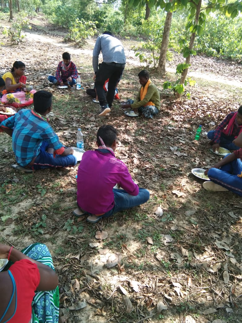 bakawand police helped the laboures who reached Jagdalpur on foot