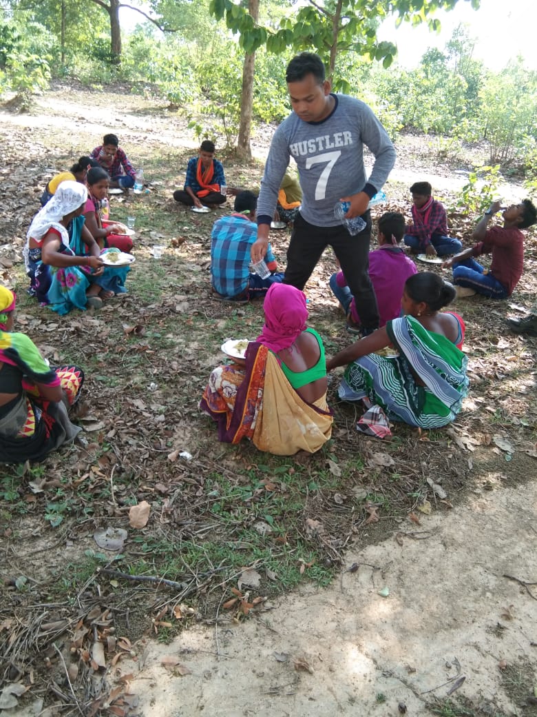 bakawand police helped the laboures who reached Jagdalpur on foot