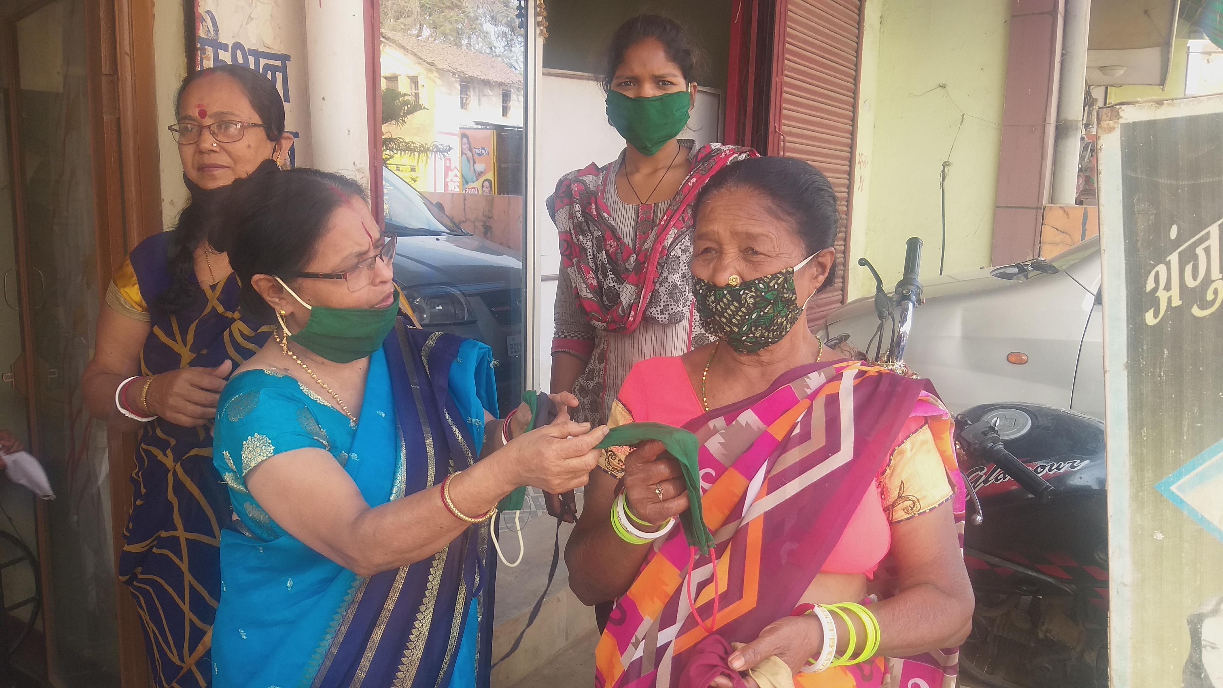 मास्क वाली दीदी को सलाम, Anju Roy distributed one and a half million masks