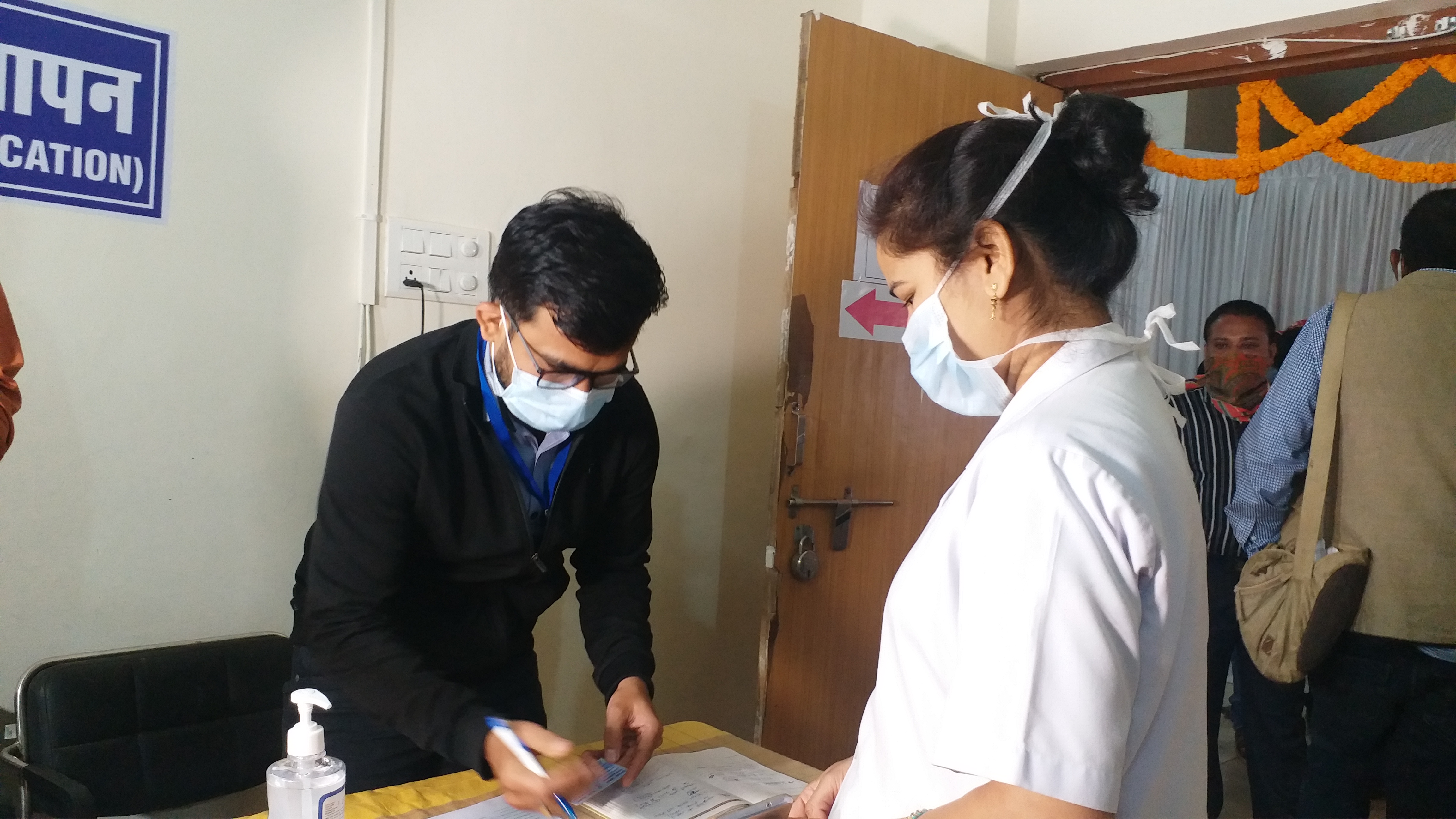 Staff nurse Deepika Thakur get it corona vaccine in bastar