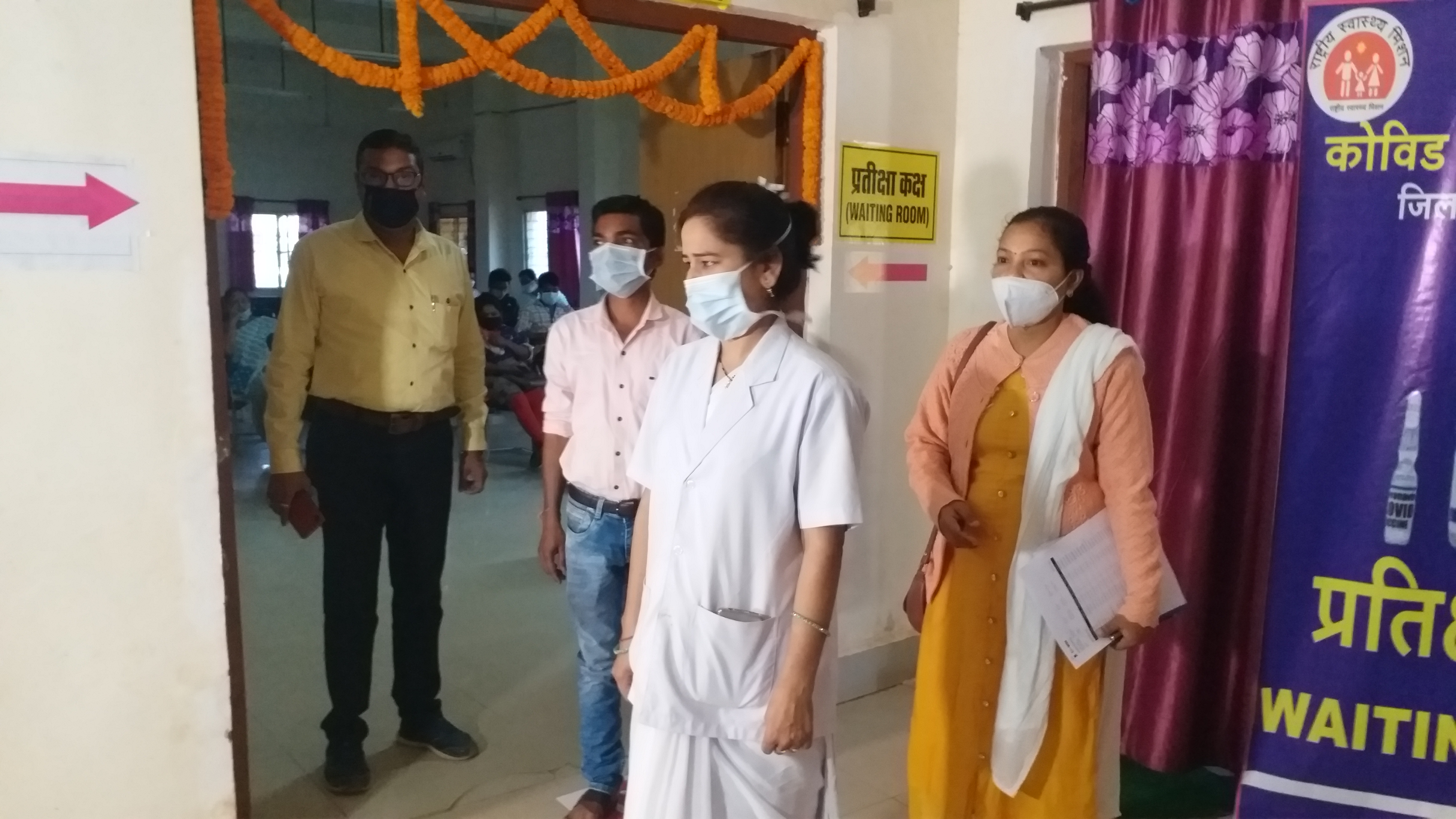 Staff nurse Deepika Thakur get it corona vaccine in bastar