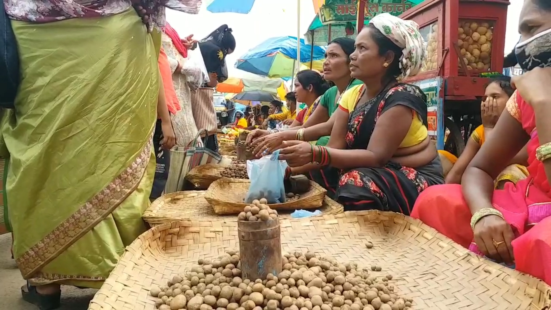 Crowd gathered to buy boda bhaji