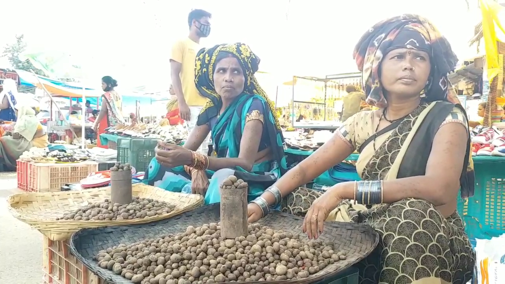 women selling boda bhaji