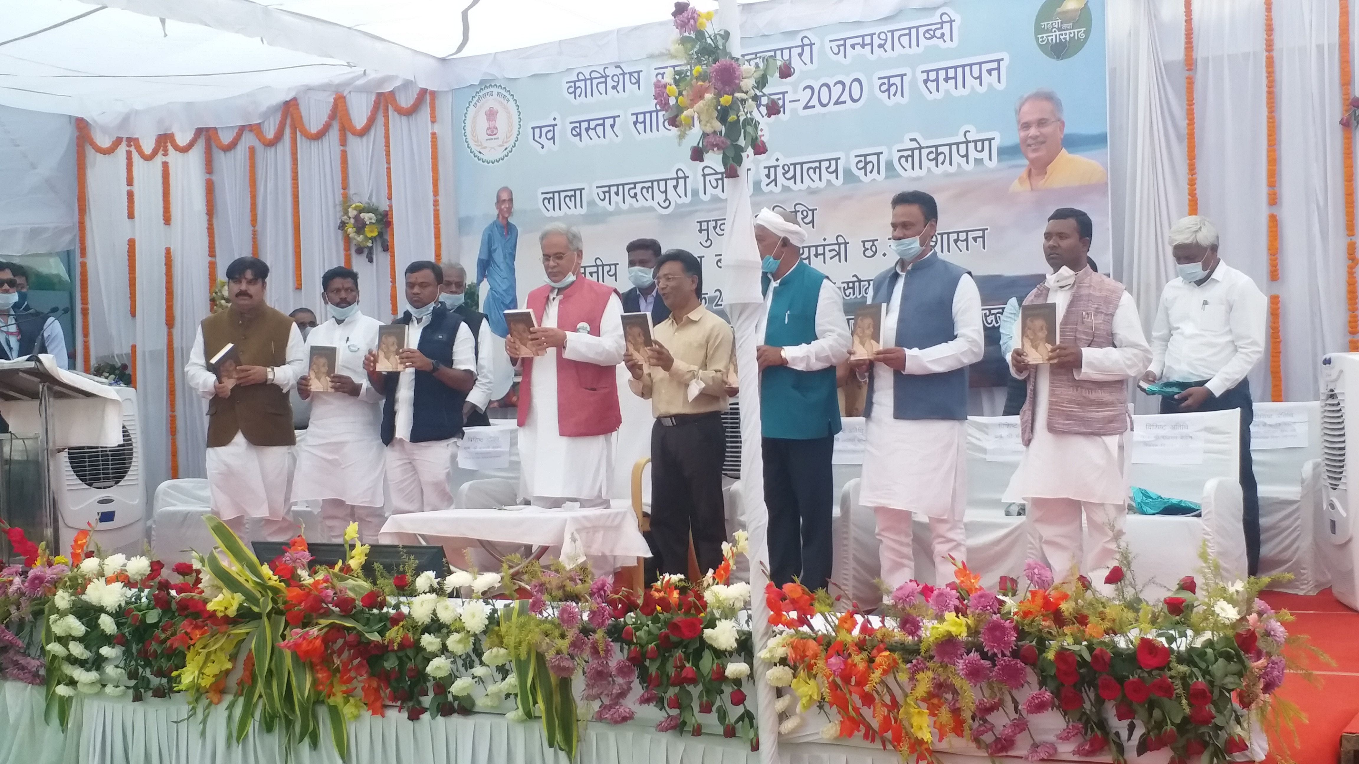 CM Bhupesh played a cricket match with disabled children