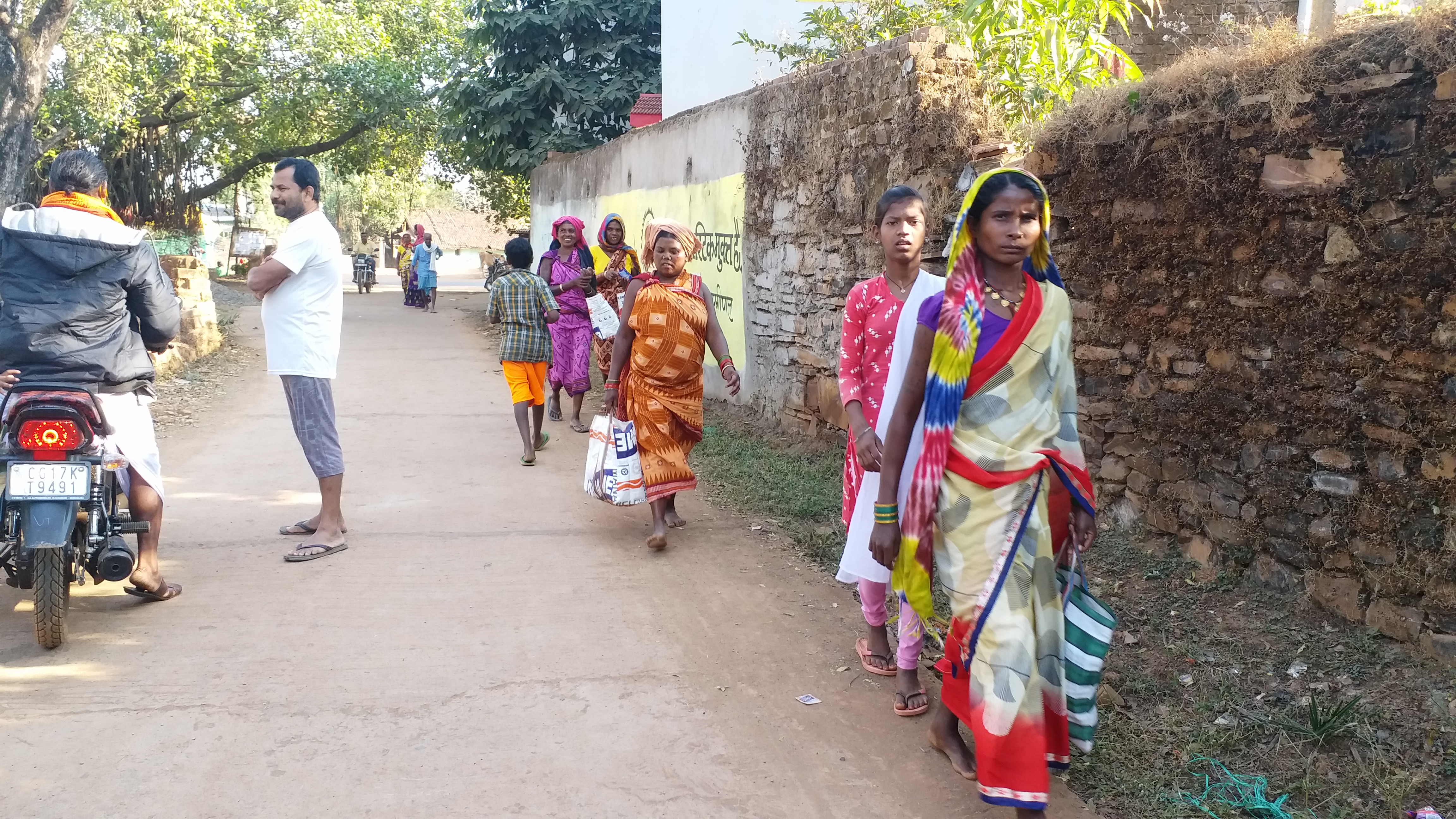 villagers-are-opposing-opening-of-covid-care-center-in-bastar