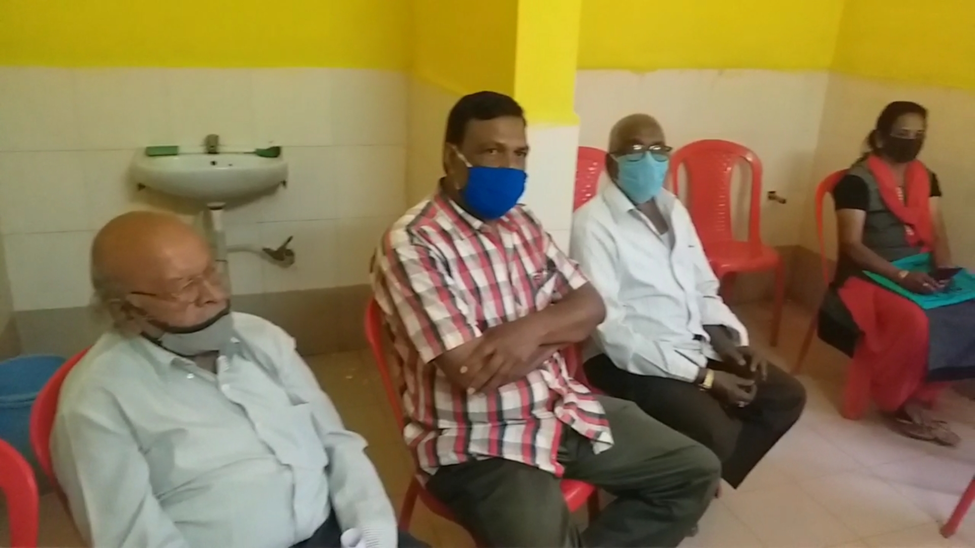 elderly are being vaccinated in second phase of corona in jagdalpur