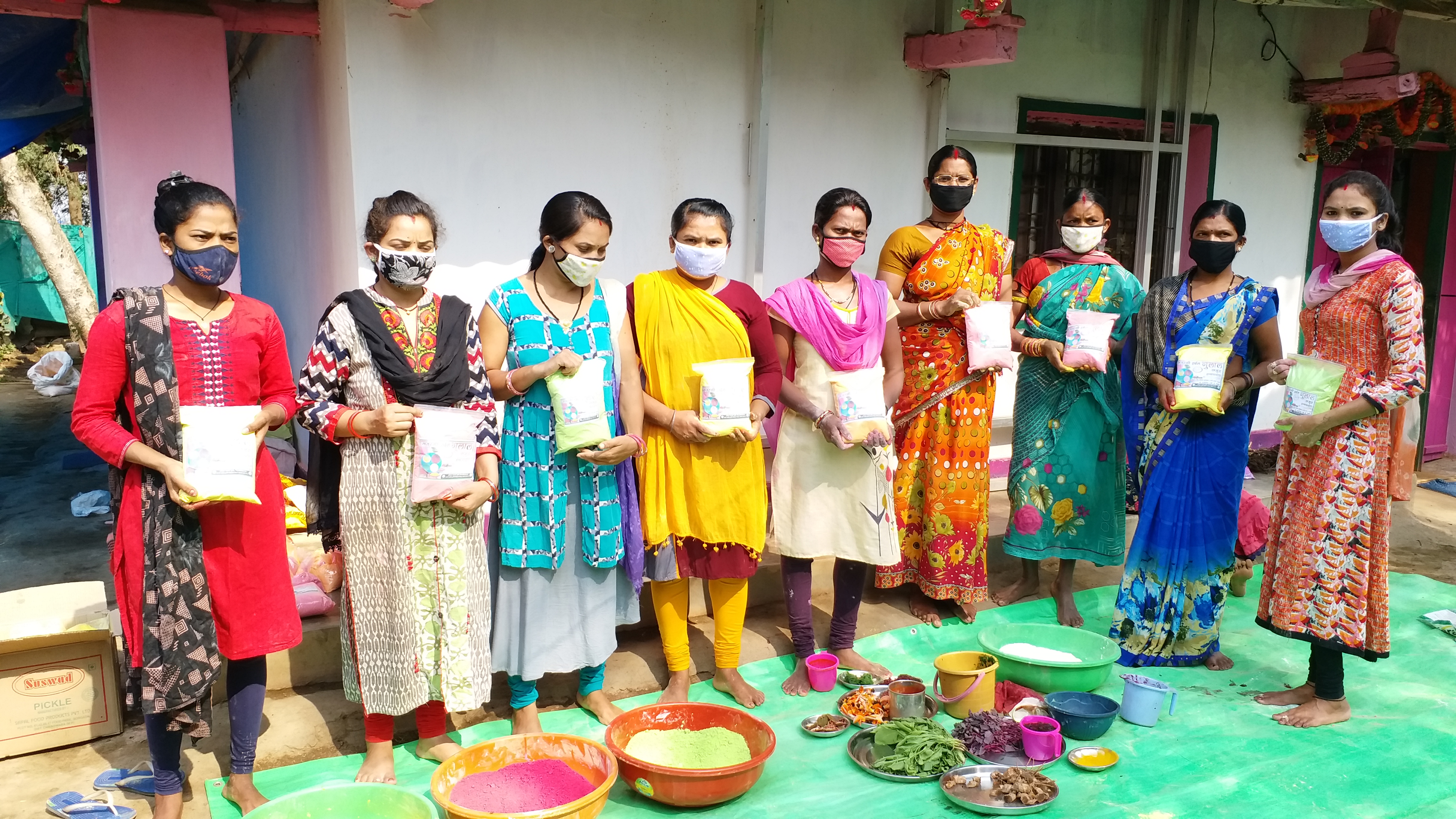 women-groups-made-herbal-gulal-for-safe-holi-in-bastar-jagdalpur