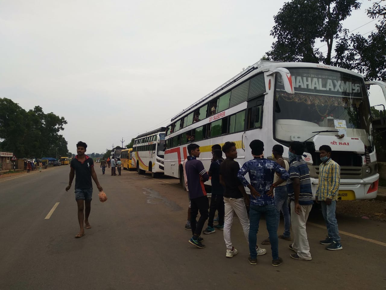 NMDC workers departed from Jharkhand government passenger bus from jagdalpur