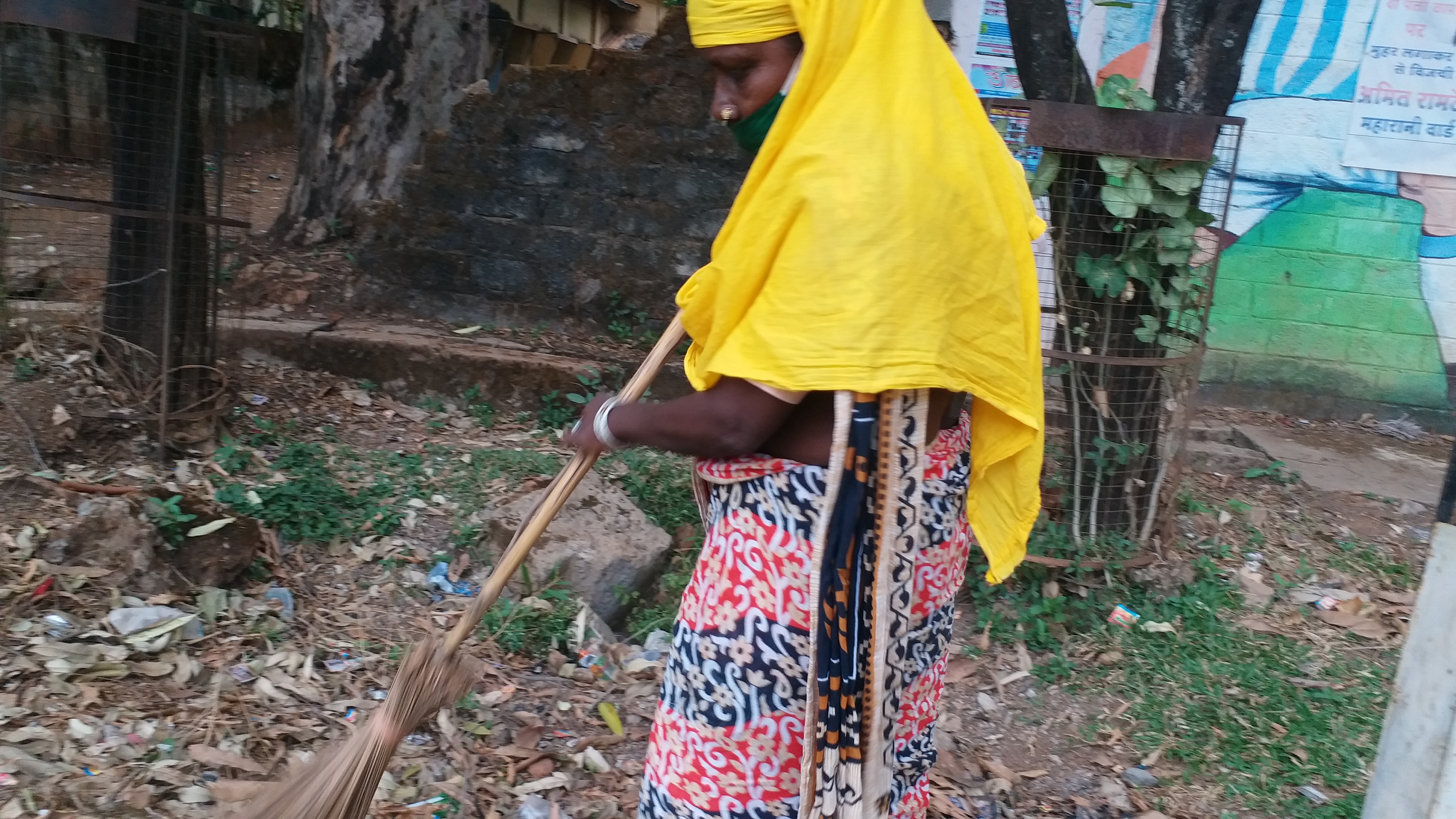 jagdalpur-municipal-corporation-is-not-providing-safety-equipment-to-swachhta-didi