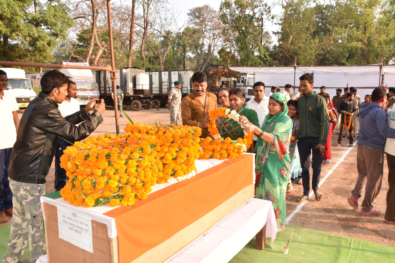 tribute given to martyrs soldier in jagdalpur