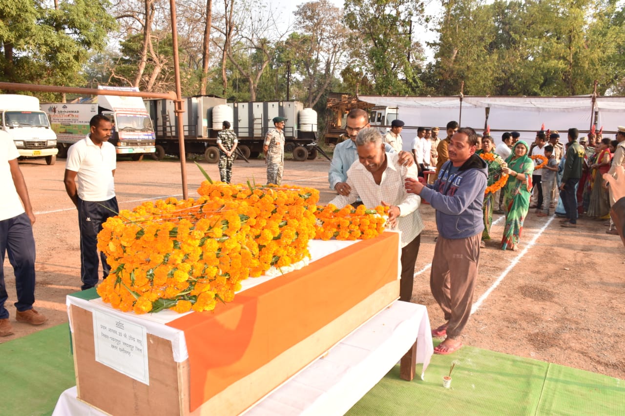 tribute given to martyrs soldier in jagdalpur