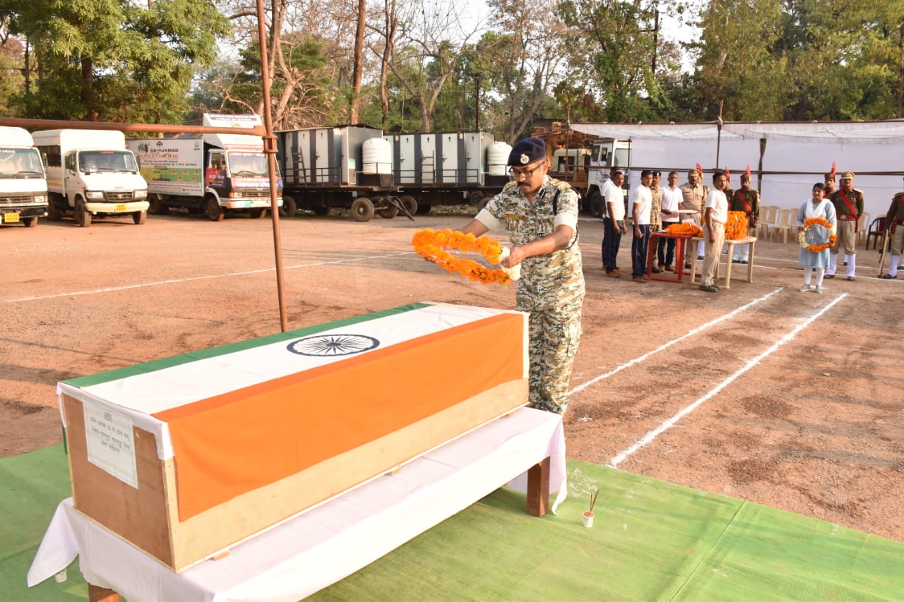 tribute given to martyrs soldier in jagdalpur