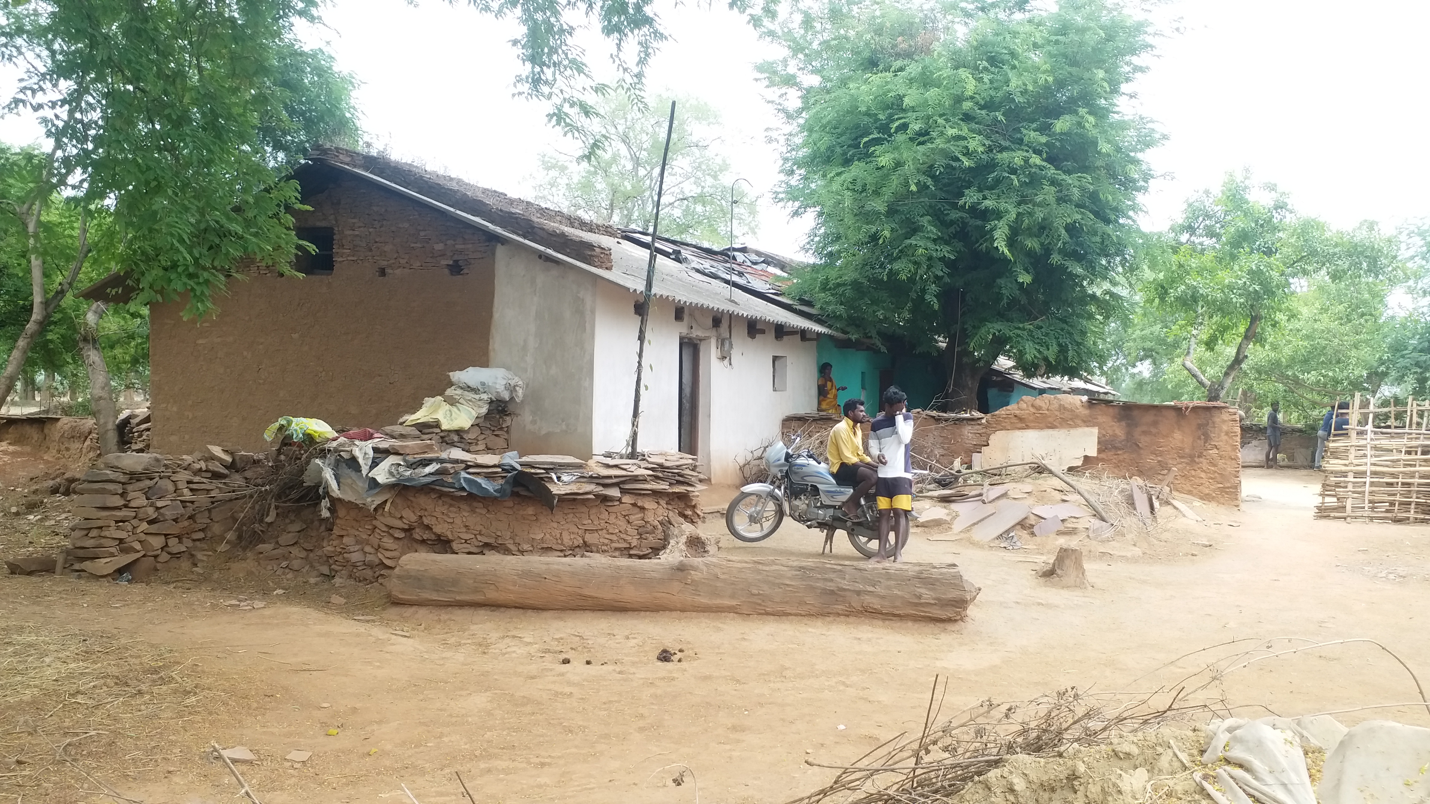 Villagers of Bastar are unable to get corona vaccine due to lack of smart phones and network problems