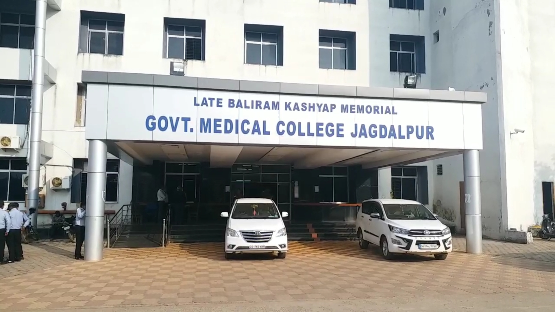 patient admitted to Kovid Hospital scuffles a doctor in jagdalpur