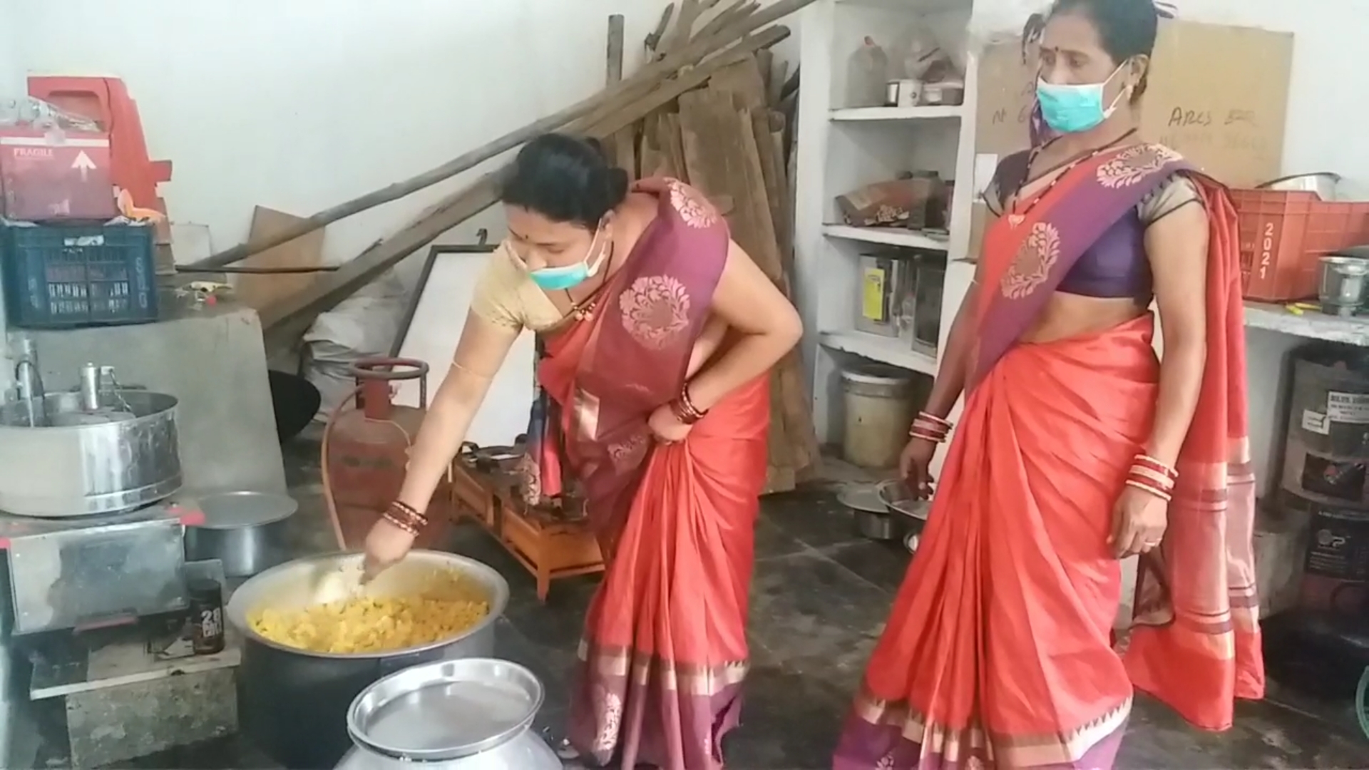 women-of-mahamaya-women-self-help-group-making-food-for-poor-in-lockdown-by-joining-bastariya-back-benchers-in-jagdalpur