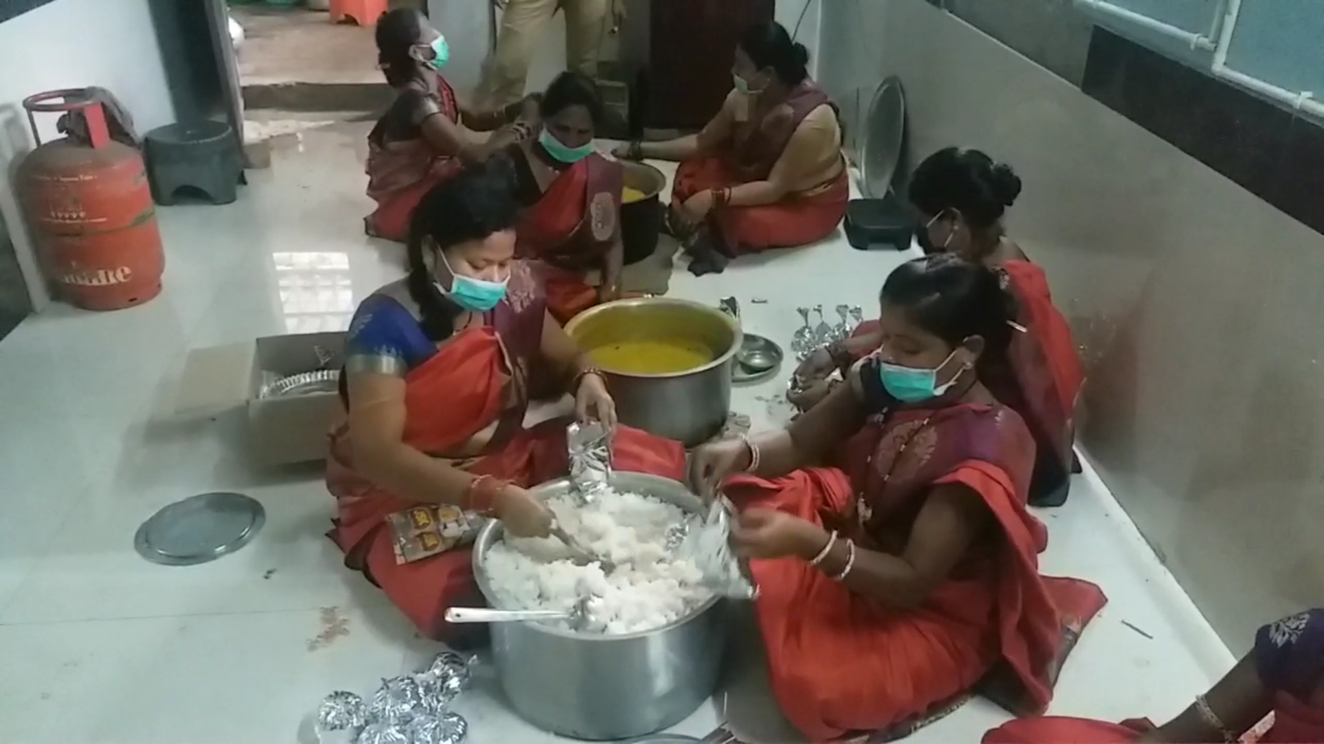 women-of-mahamaya-women-self-help-group-making-food-for-poor-in-lockdown-by-joining-bastariya-back-benchers-in-jagdalpur