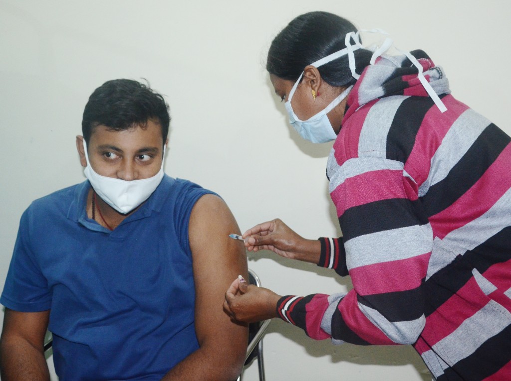 bastar-collector-and-sp-get-corona-vaccine