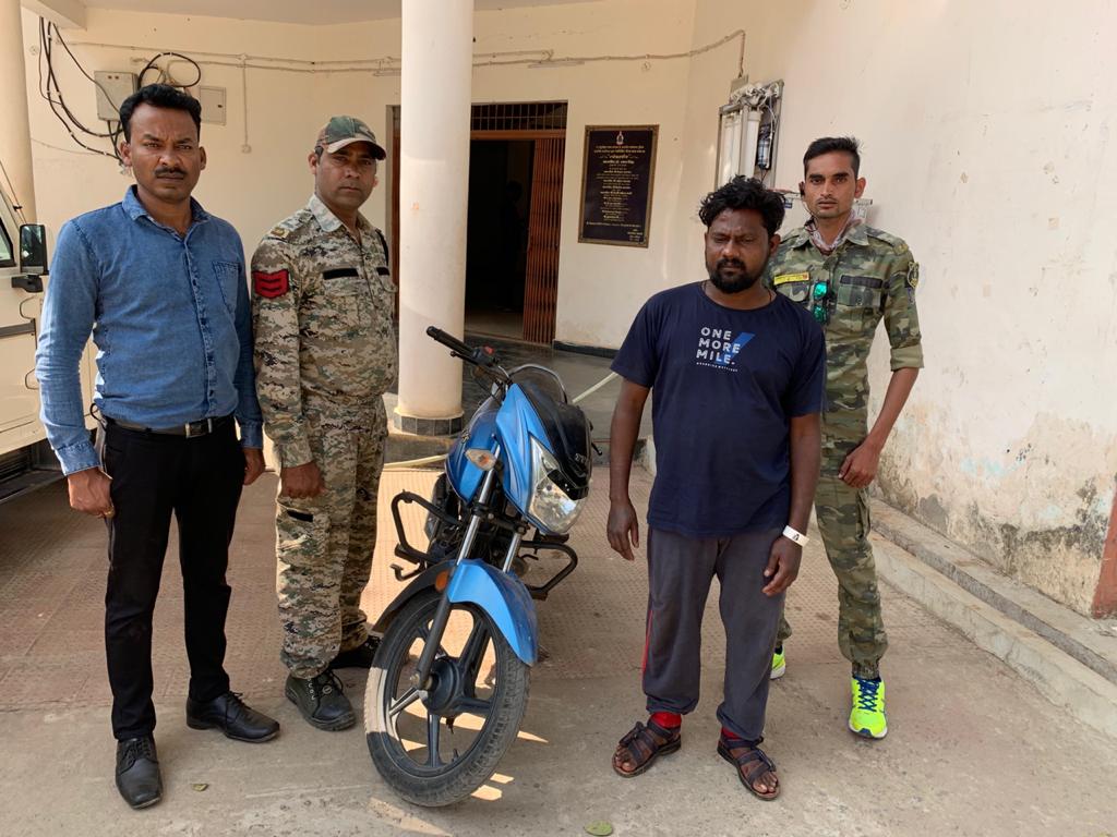 Motor cycle thief arrested In dantewada