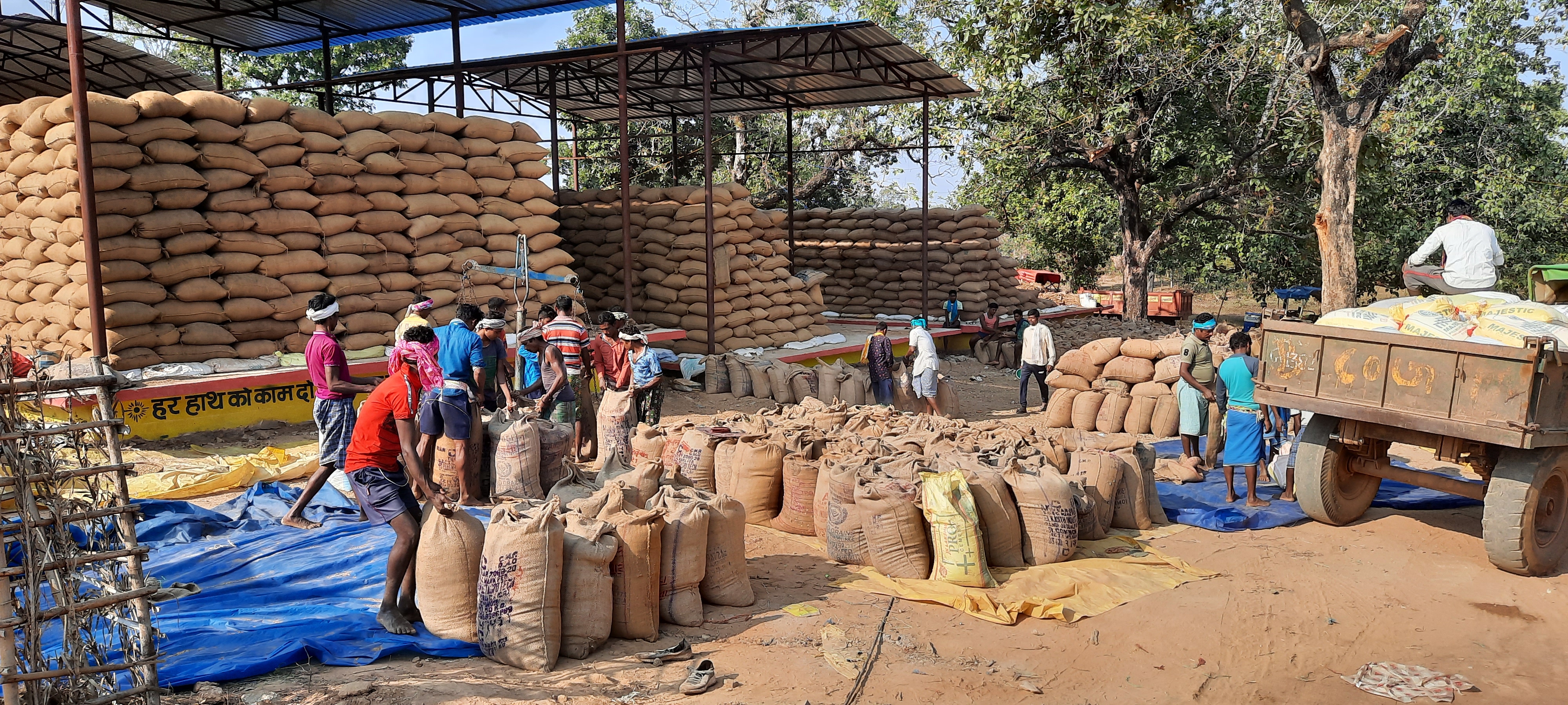 farmers-happy-with-arrangement-in-paddy-procurement-centers-in-dantewada