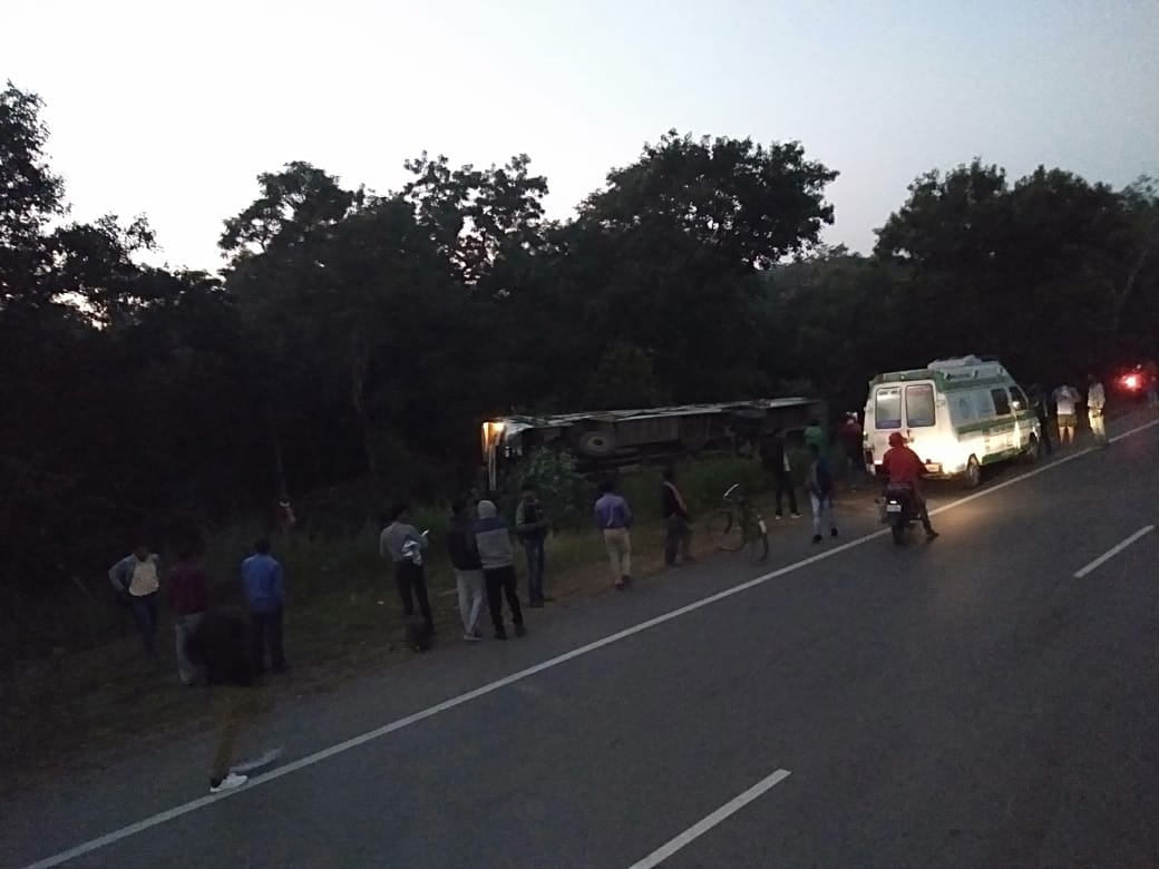 Passenger injured by bus overturning in Dhamtari