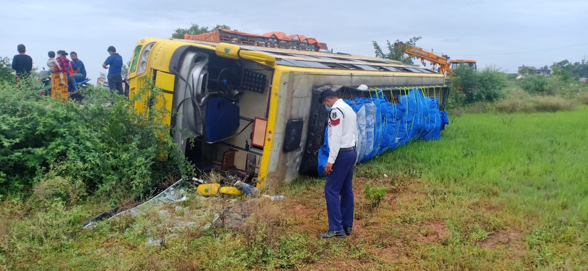 bus overturned full of laborers