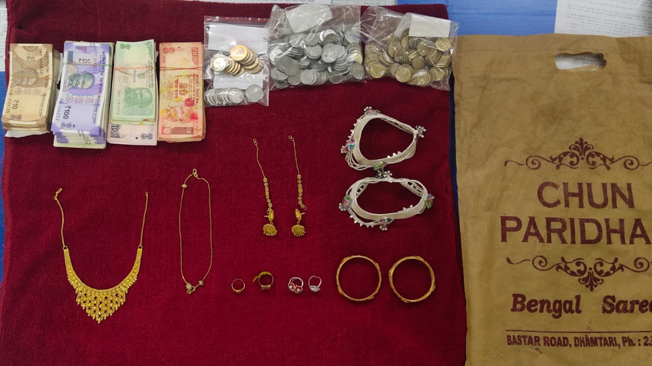 thieves-get-high-many-jewelery-and-lakhs-of-rupees