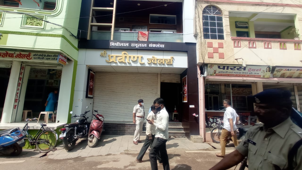 stolen in two jewelery shops of Sadar Bazar in Dhamtari Theft in Sanklecha Jewelers and Shree Praveen Jewelers