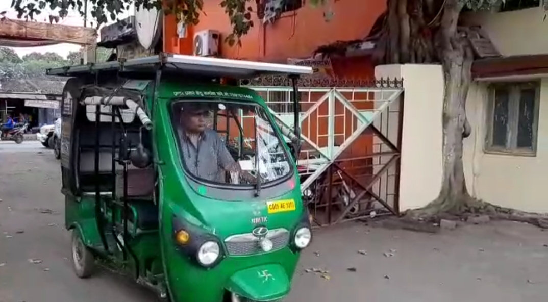 e-rickshaw driver invented solar plate to overcome discharge issue