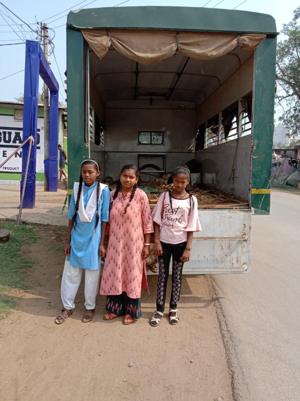 Students going to school in Gajraj vehicle due to elephants panic in Dhamtari