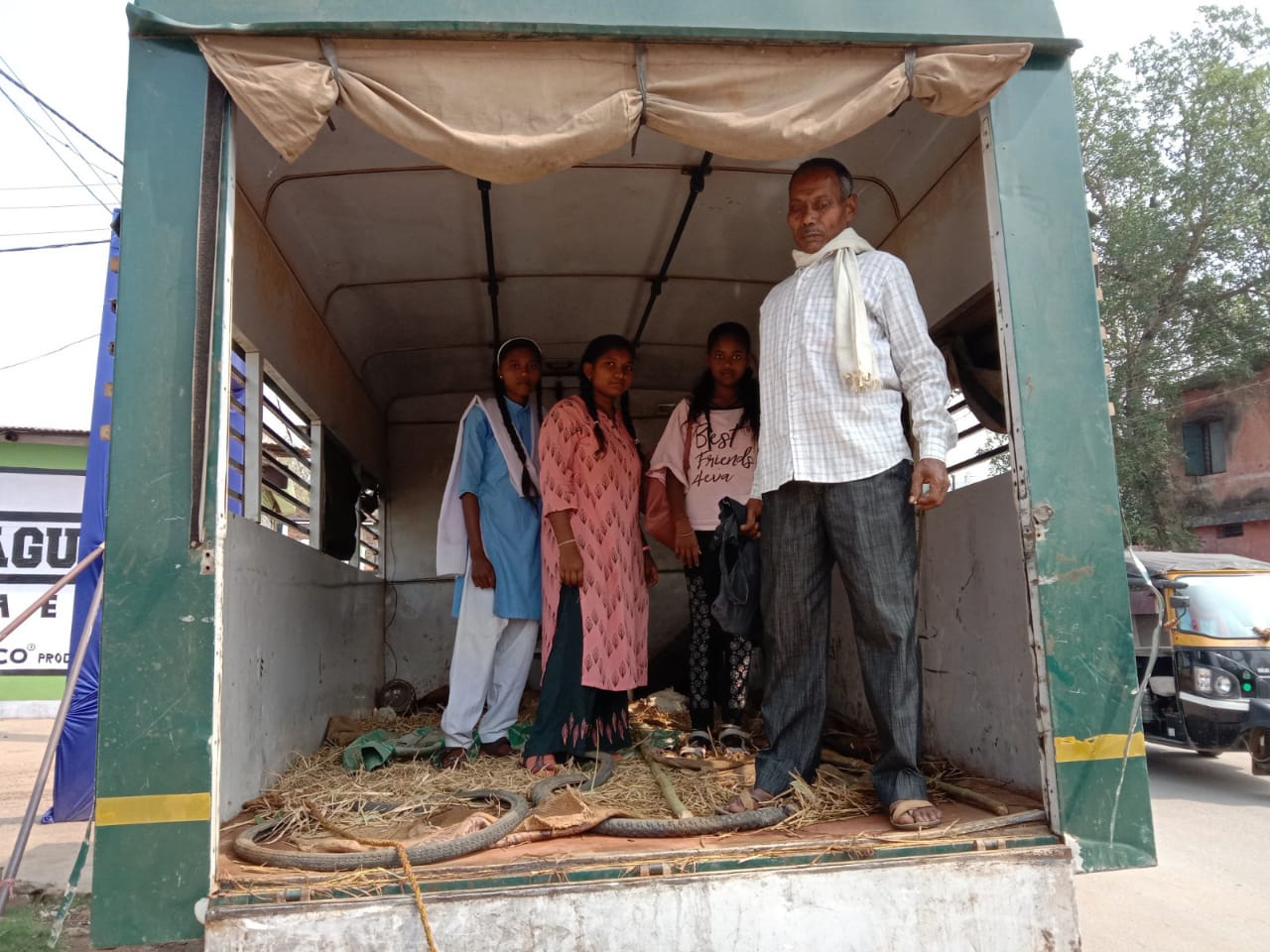 Students going to school in Gajraj vehicle due to elephants panic in Dhamtari