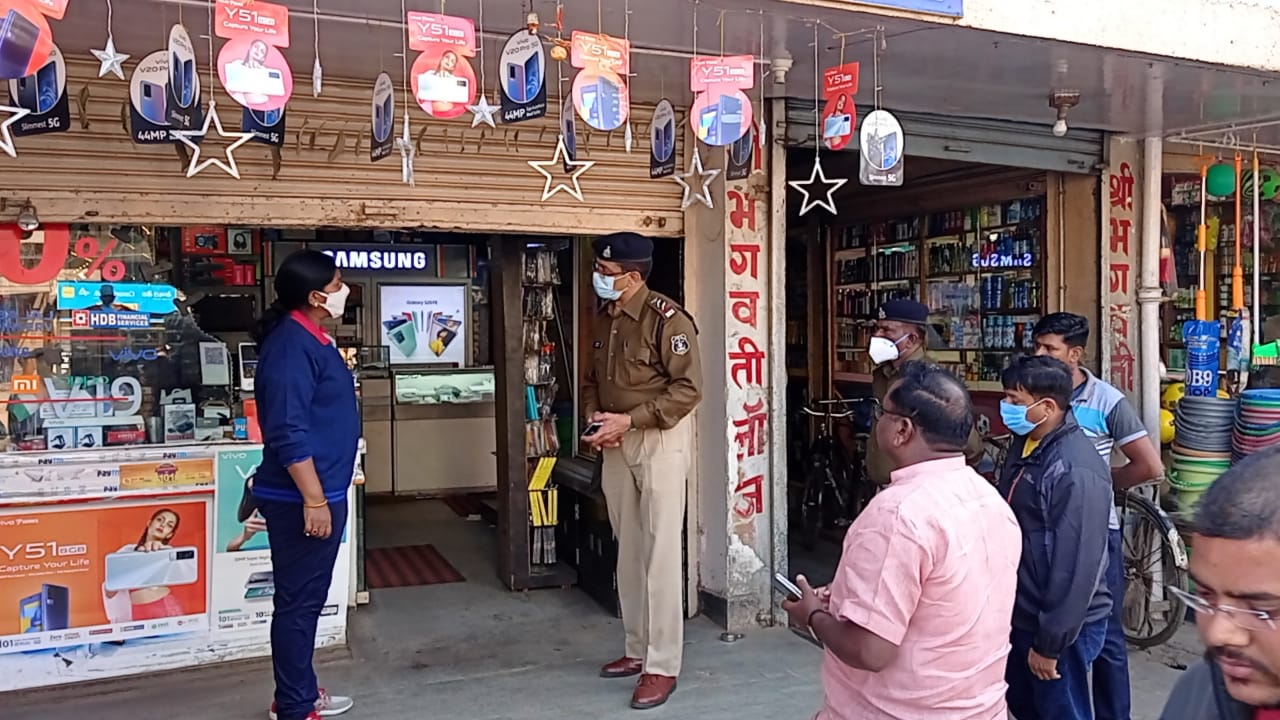 80 mobile theft in mobile shop near Bhagwati Lodge in dhamtari