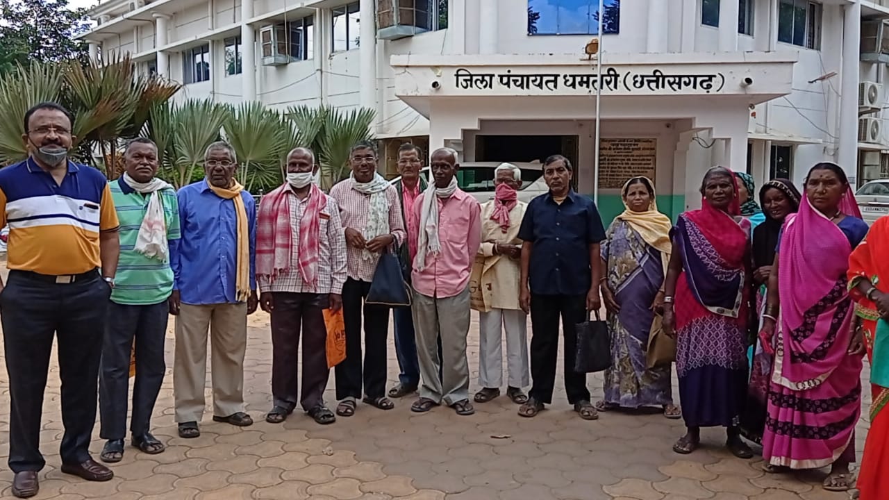 elderly people wandering for pension in dhamtari