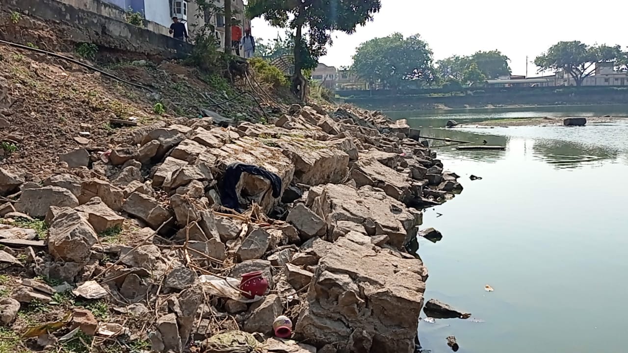 A wall built at a cost of 80 lakhs in Ramsagri Pond was broken due to corruption in dhamtari