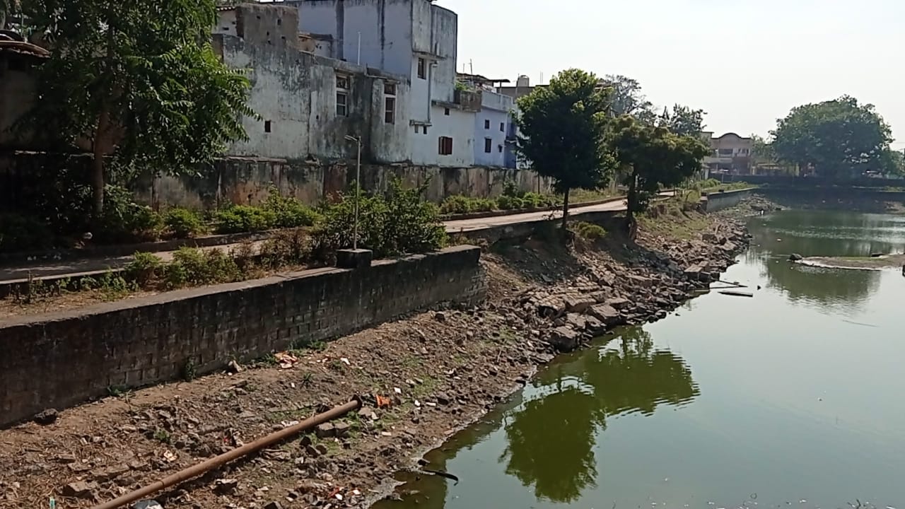 A wall built at a cost of 80 lakhs in Ramsagri Pond was broken due to corruption in dhamtari