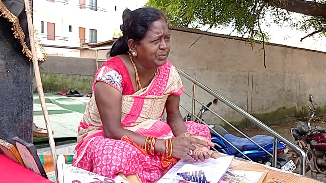 Woman of Hatkeshar ward sat on indefinite strike against Devangan society in dhamtari