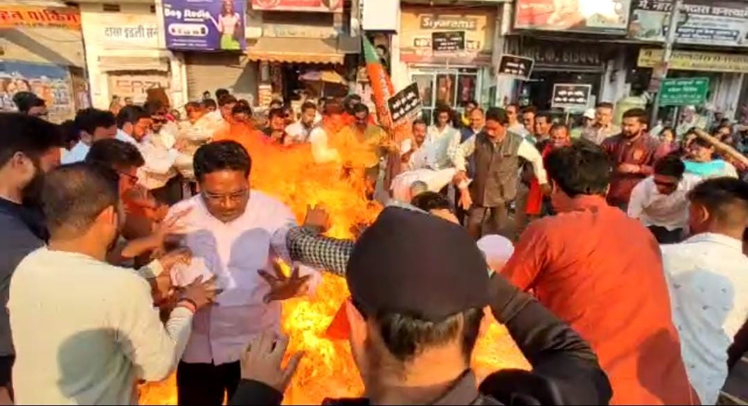 Effigies of cabinet ministers burnt