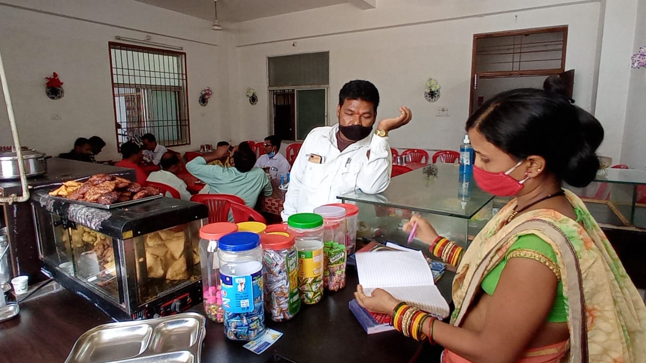 Self help group women in Dhamtari earning money by running canteen