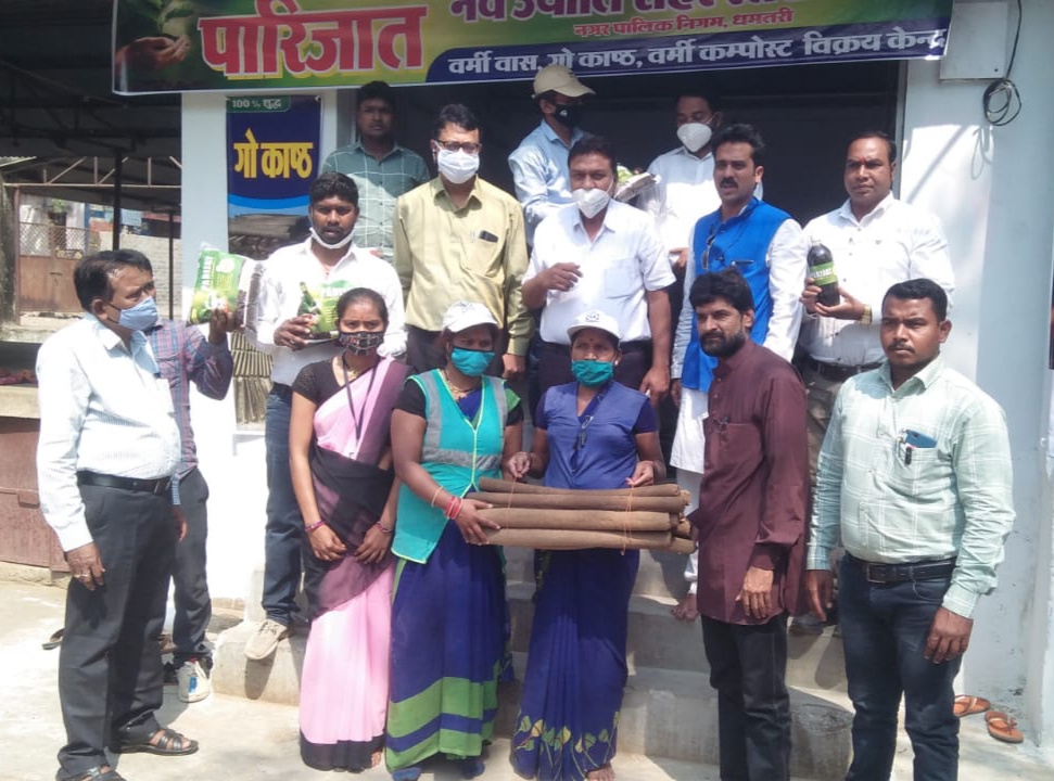 inauguration of cowdung wood sale center in dhamtari