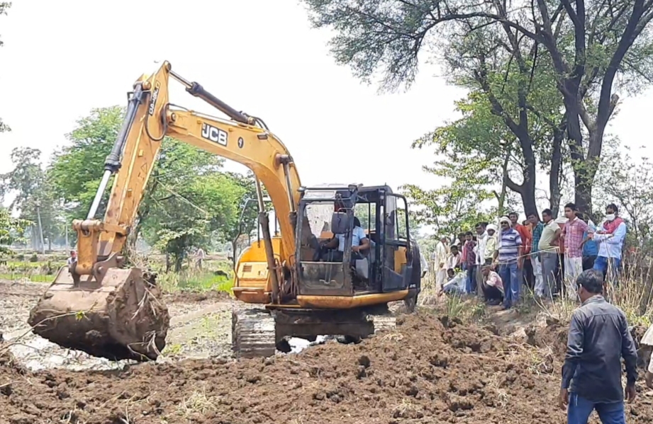 Revenue department frees government land from possession of sand mafia in Dhamtari