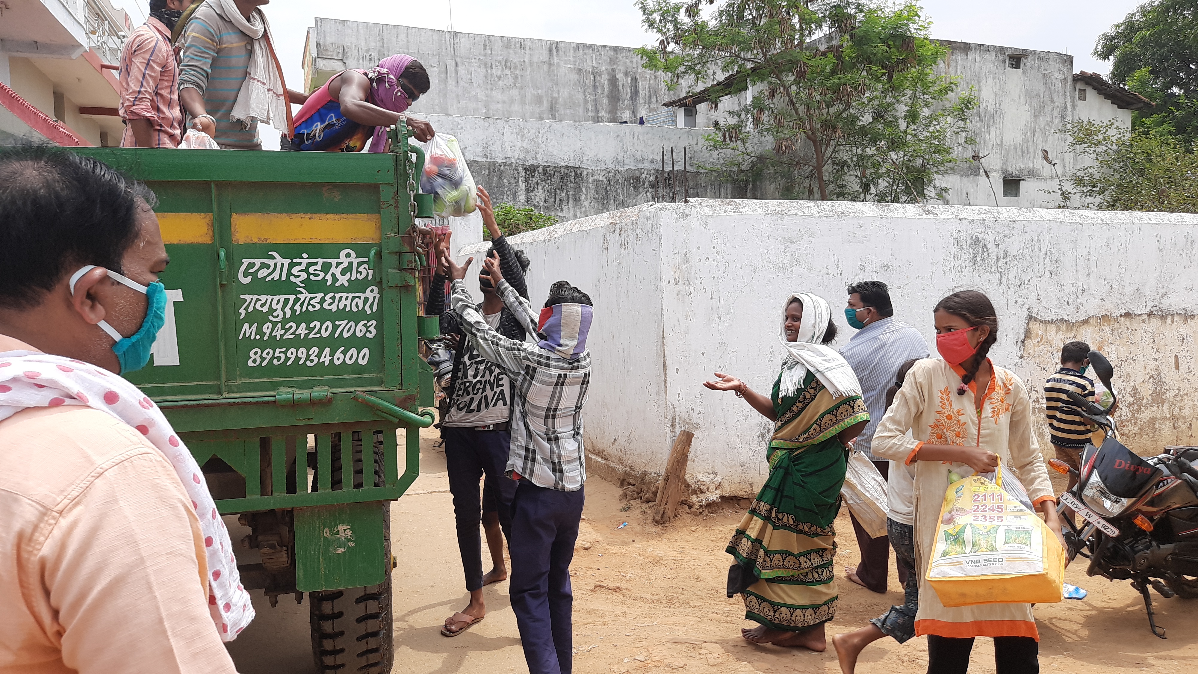 Farmers distributed vegetables to laborers in dhamtari