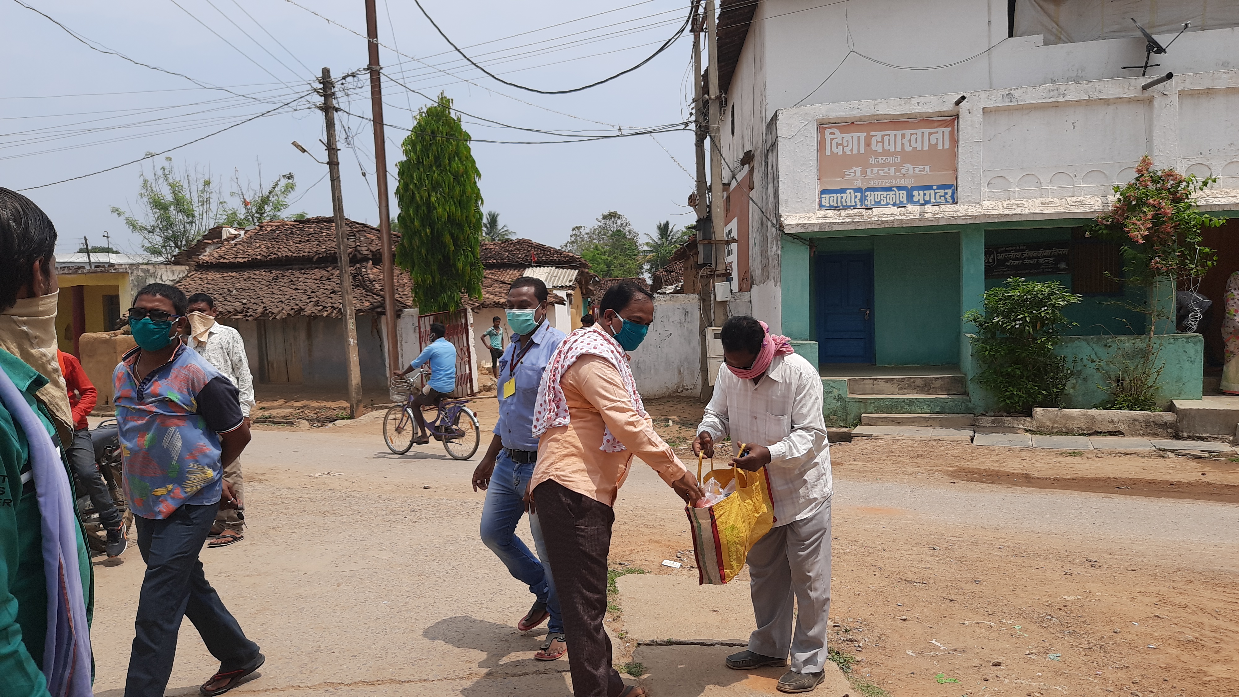 Farmers distributed vegetables to laborers in dhamtari