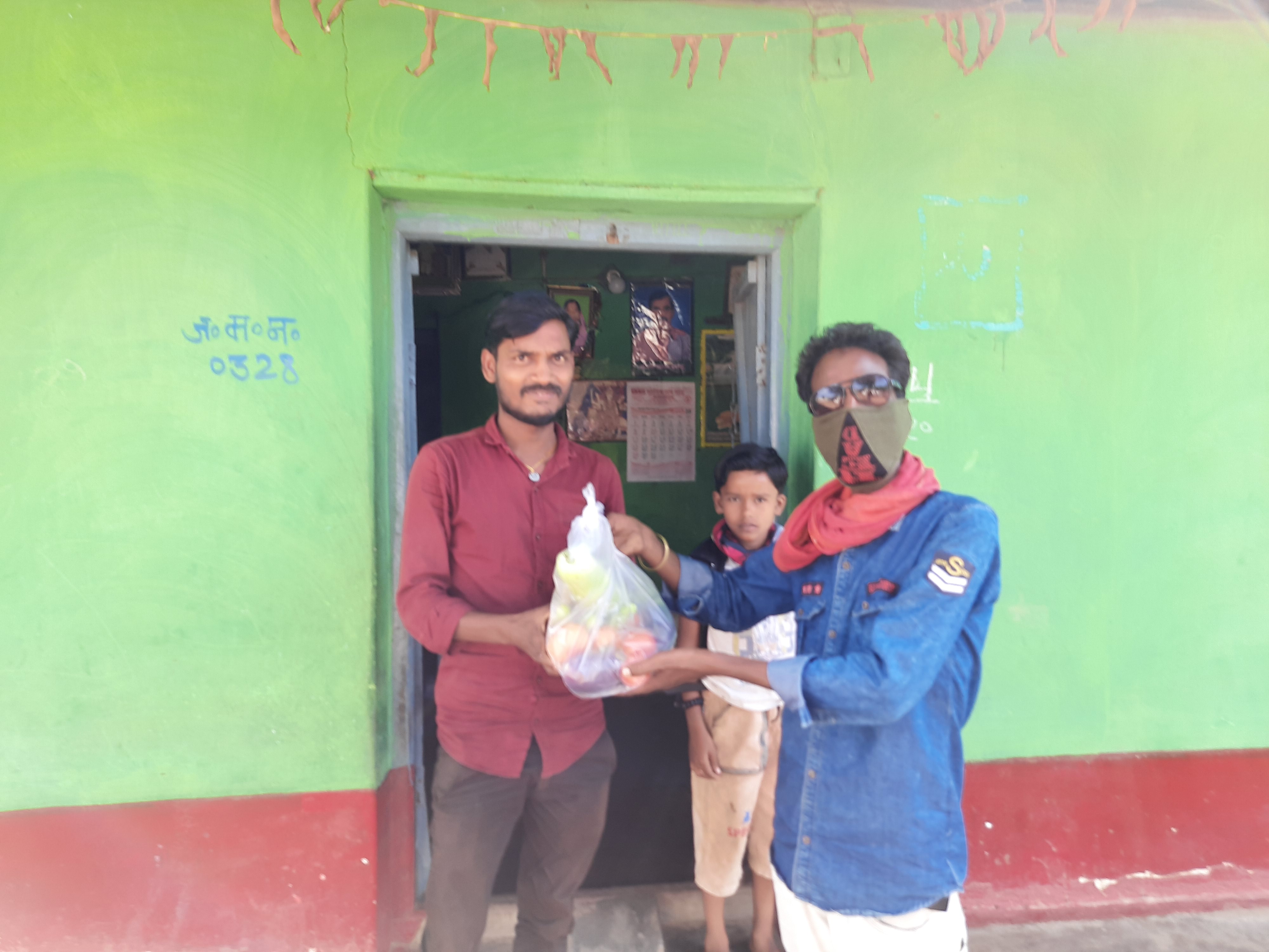 farmers of Dhamtari are distributing vegetables for free